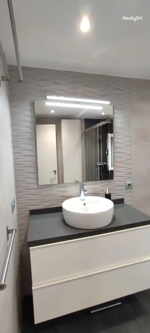 Bathroom of Flat for sale in Sevilla  with Air Conditioner, Heating and Terrace