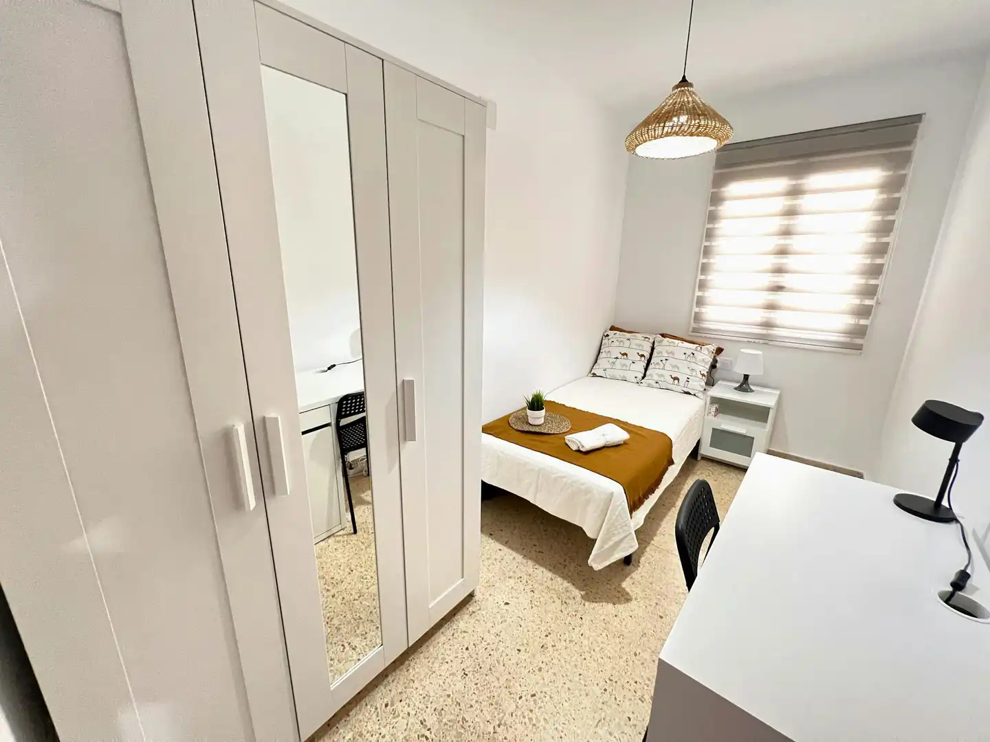 Bedroom of Flat for share in  Valencia Capital  with Air Conditioner, Furnished and Washing machine