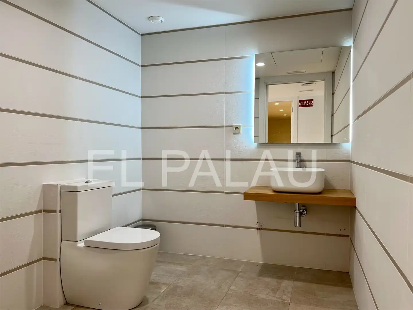 Bathroom of Office for rent in Valencia  with Air Conditioner