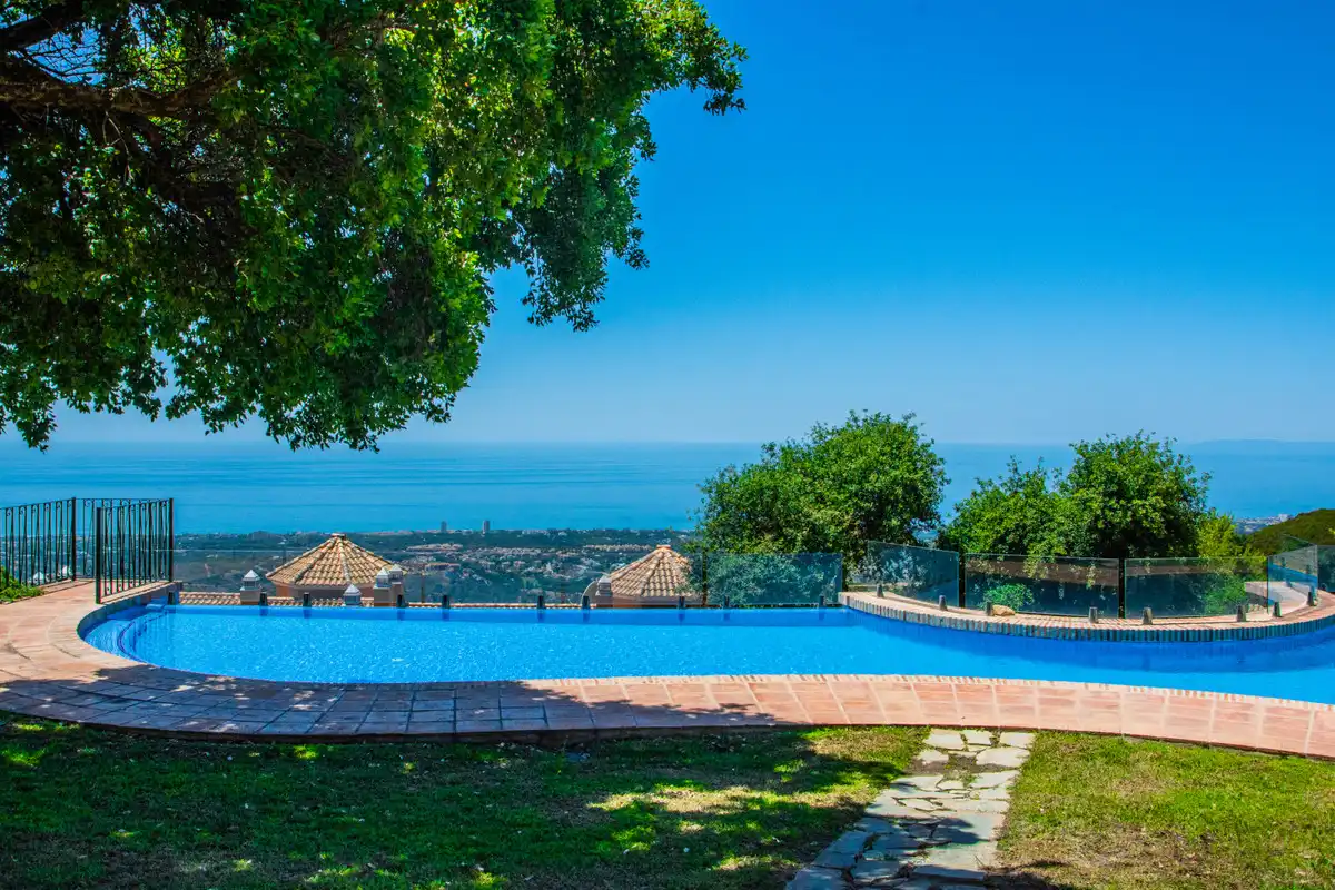 Piscina de Casa adosada en venda en Ojén amb Aire condicionat, Calefacció i Jardí privat