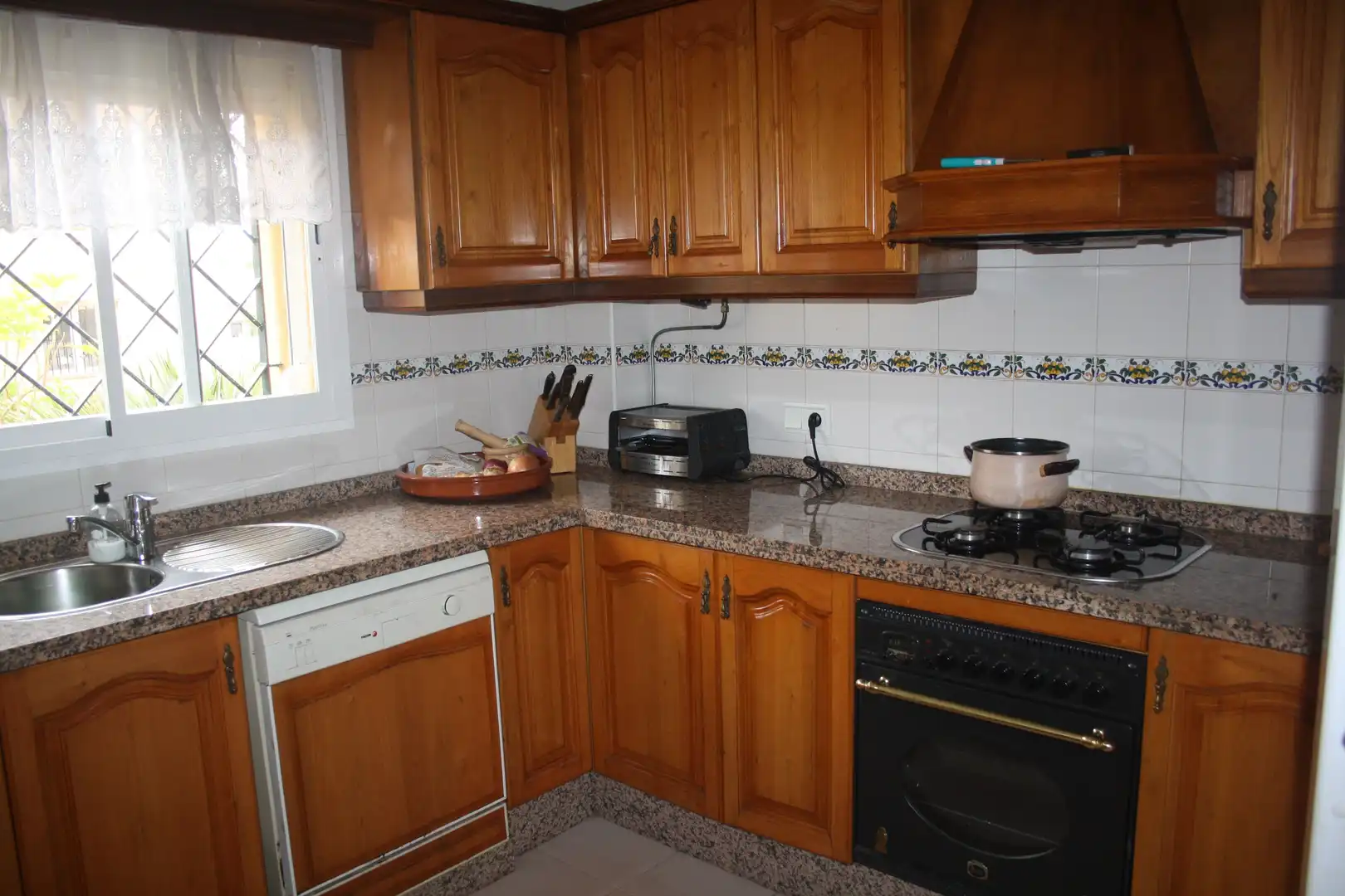 Cocina de Casa o chalet de alquiler en Algeciras con Jardín privado, Terraza y Piscina