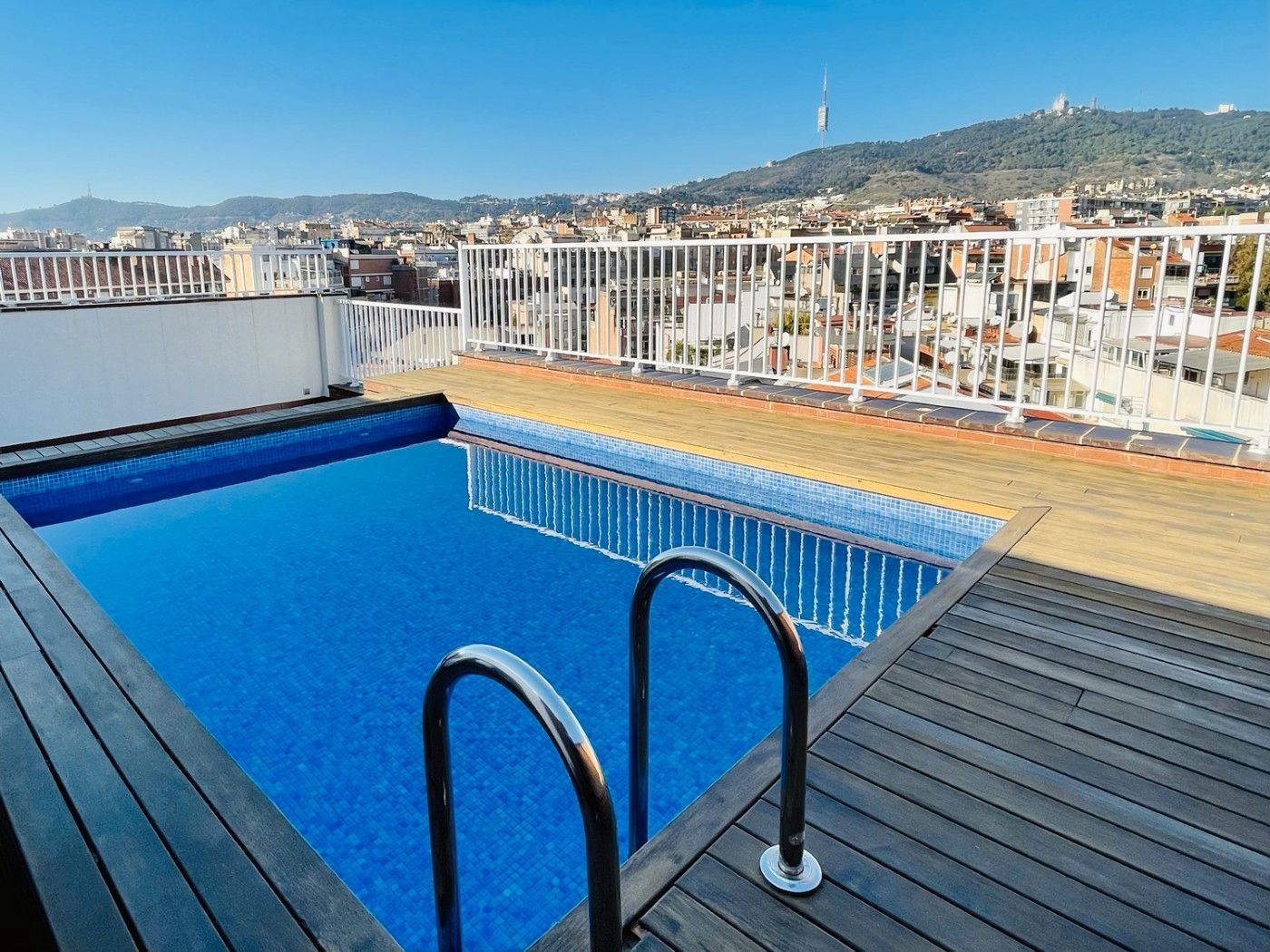 Piscina de Dúplex de lloguer en  Barcelona Capital amb Aire condicionat, Terrassa i Moblat