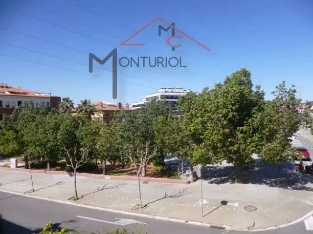 Vista exterior de Casa adosada en venda en Sant Joan Despí amb Aire condicionat, Calefacció i Jardí privat