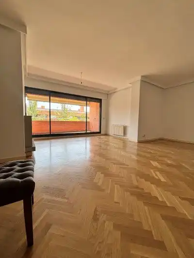 Wohnzimmer von Wohnung zur Miete in Madrid mit Heizung, Parkett und Terrasse