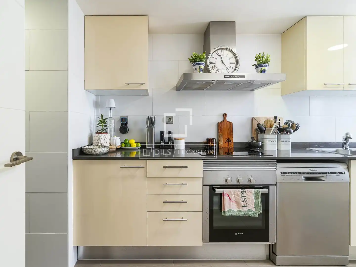 Küche von Wohnung zum Verkauf in Barcelona mit Klimaanlage und Balkon