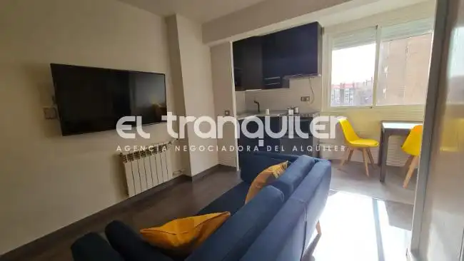 Sala d'estar de Estudi de lloguer en Madrid amb Moblat i Rentadora