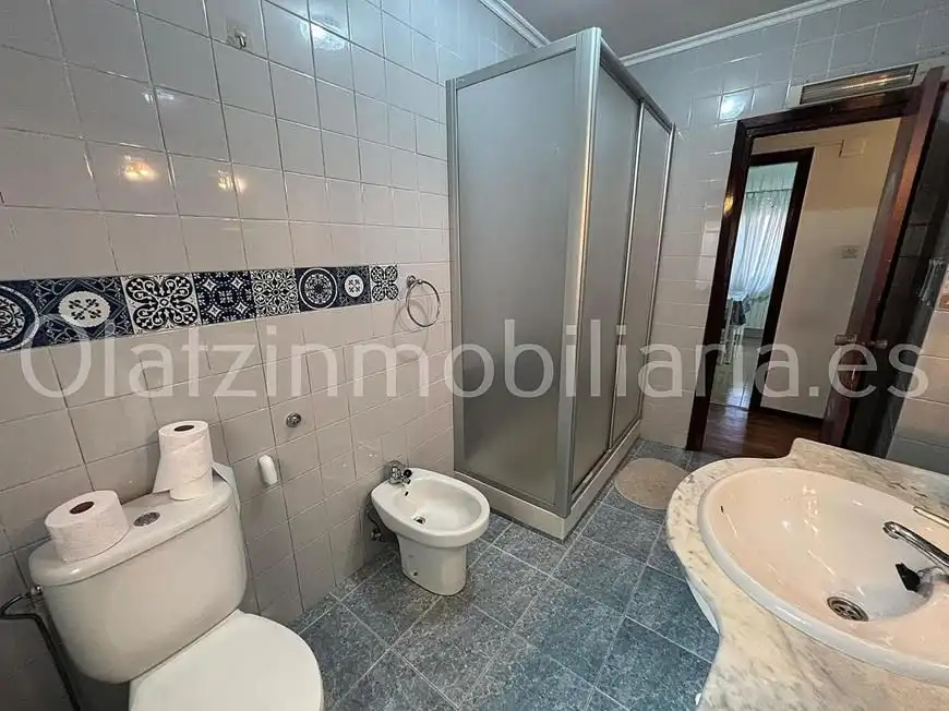Badezimmer von Wohnung zum Verkauf in Balmaseda mit Heizung, Terrasse und Abstellraum