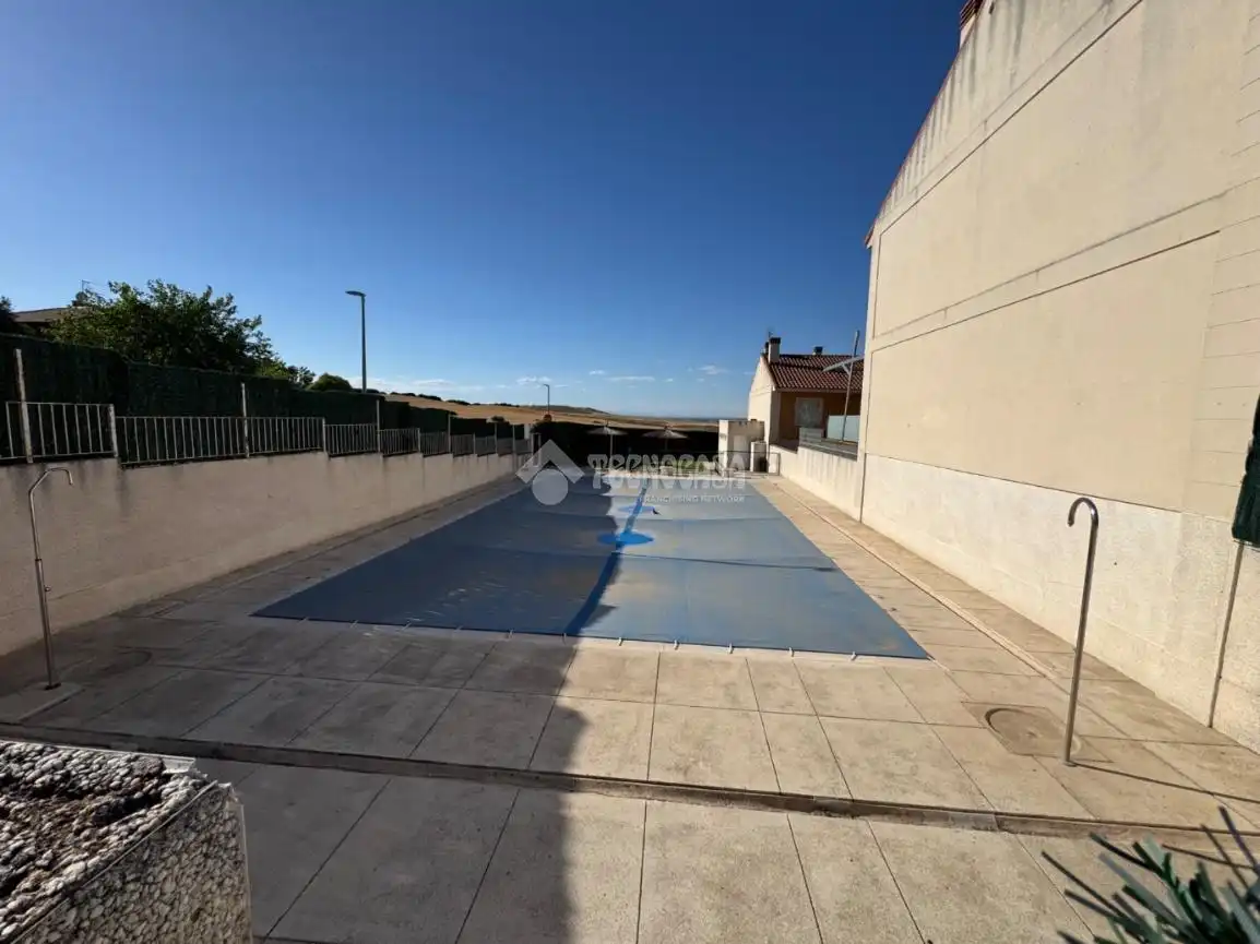 Piscina de Casa adosada en venta en Ontígola con Calefacción