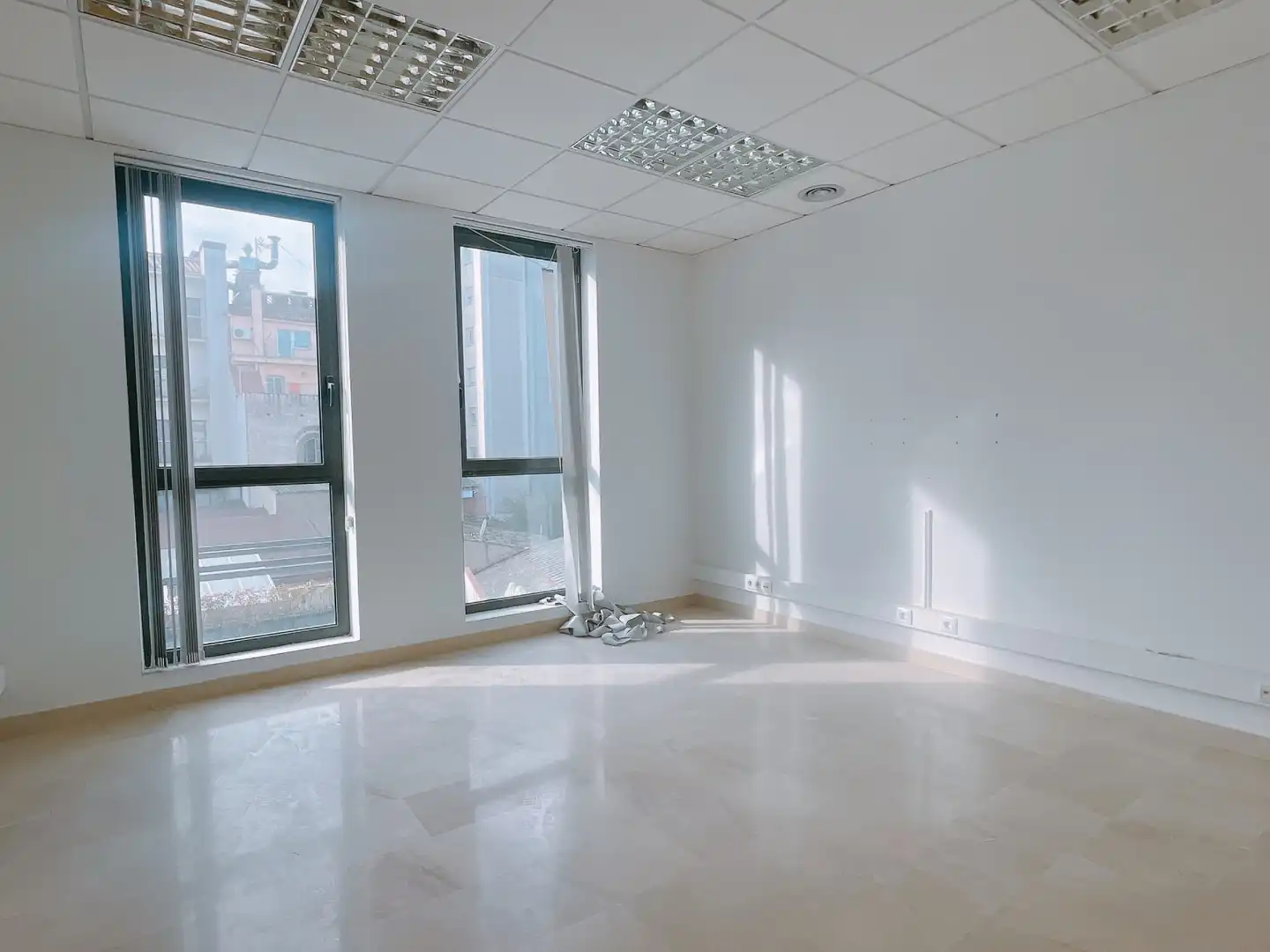 Office for rent in Girona  with Air Conditioner and Heating
