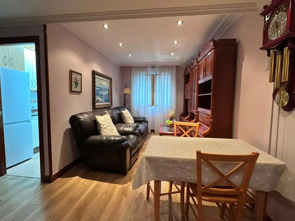 Sala de estar de Piso en venta en Gijón  con Calefacción, Parquet y Amueblado