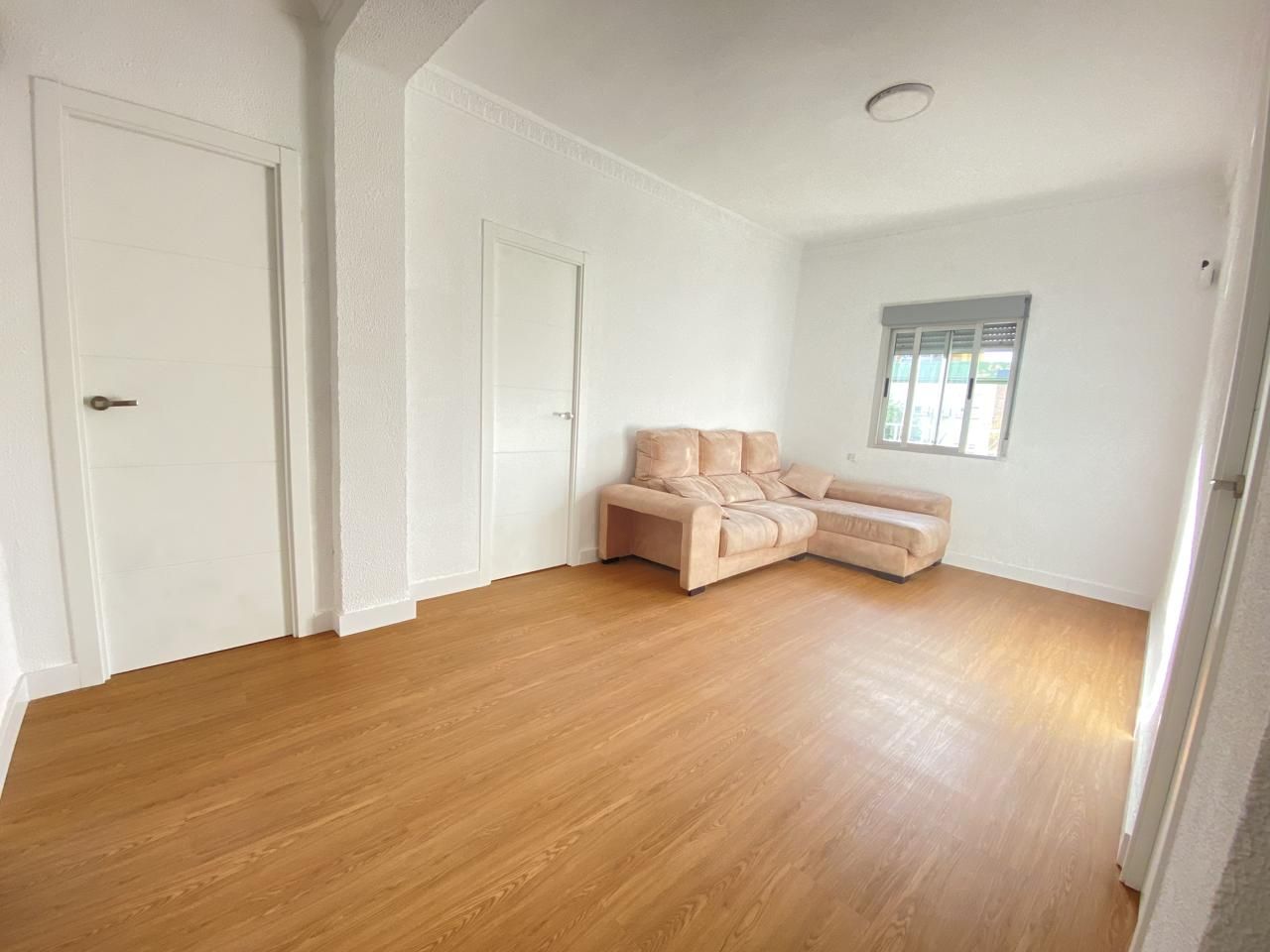 Sala d'estar de Pis en venda en  Sevilla Capital amb Parquet i Moblat