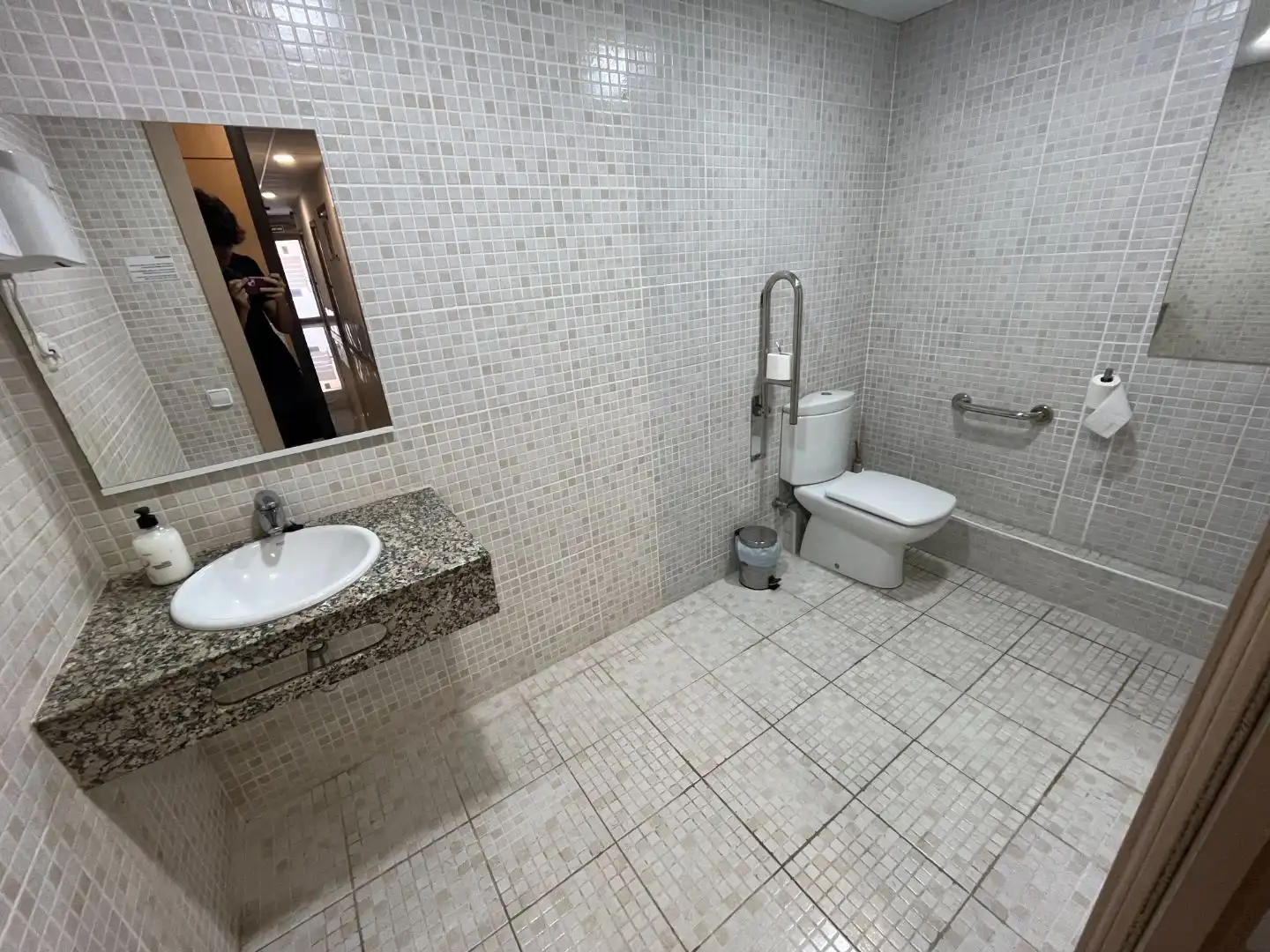 Badezimmer von Büro zur Miete in Barcelona mit Klimaanlage, Heizung und Möbliert