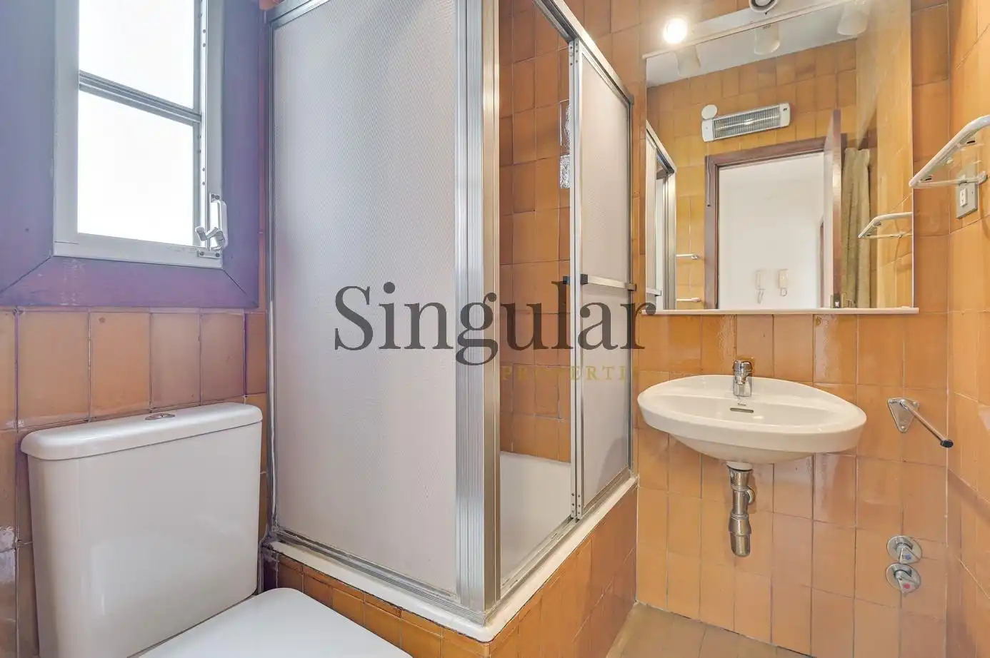 Baño de Ático en venta en Barcelona con Calefacción, Terraza y Piscina