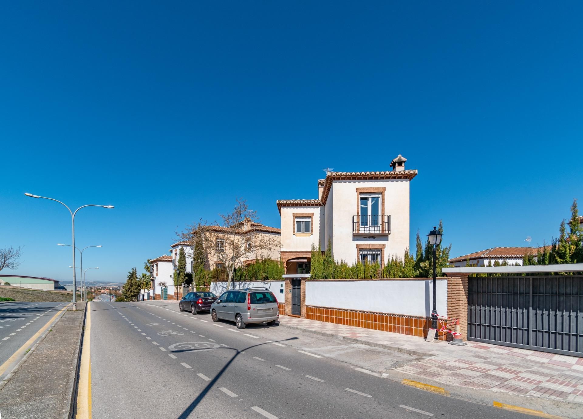 Vista exterior de Casa o xalet en venda en La Zubia amb Calefacció, Jardí privat i Traster