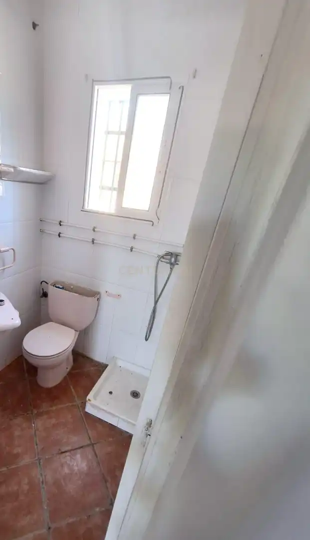 Badezimmer von Wohnungen zum Verkauf in Coín mit Privatgarten und Abstellraum