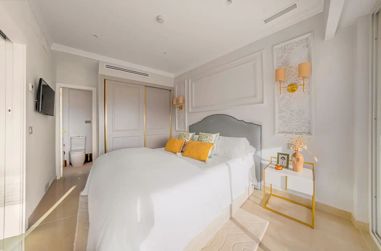Schlafzimmer von Dachboden zur Miete in Marbella mit Klimaanlage, Möbliert und Fernseher
