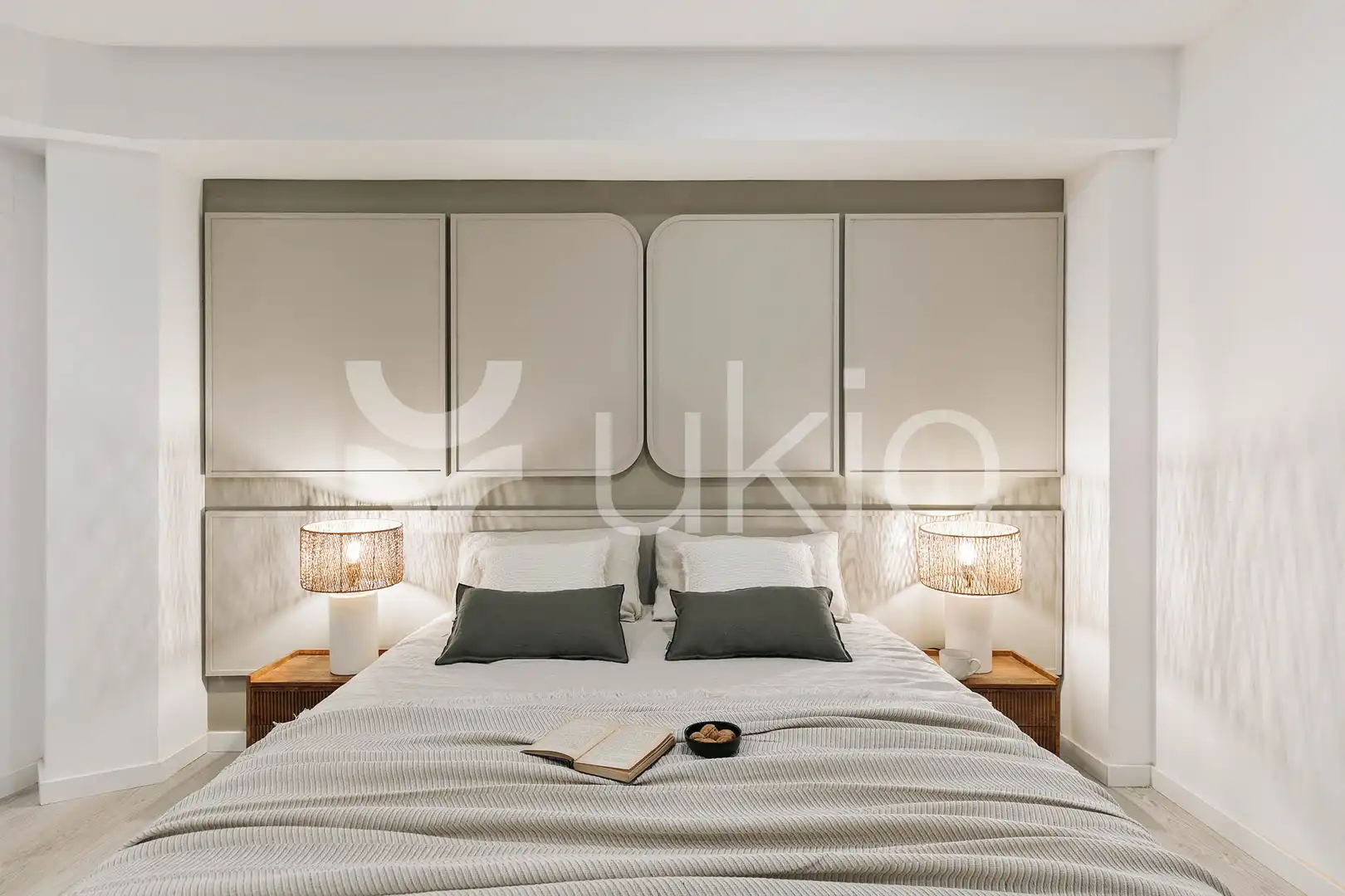 Dormitori de Apartament de lloguer en Barcelona amb Aire condicionat, Calefacció i Moblat