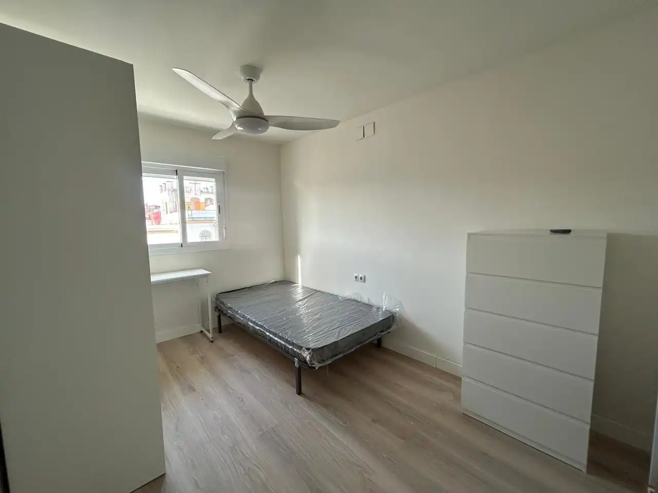 Bedroom of Flat for share in San Juan de Aznalfarache  with Furnished