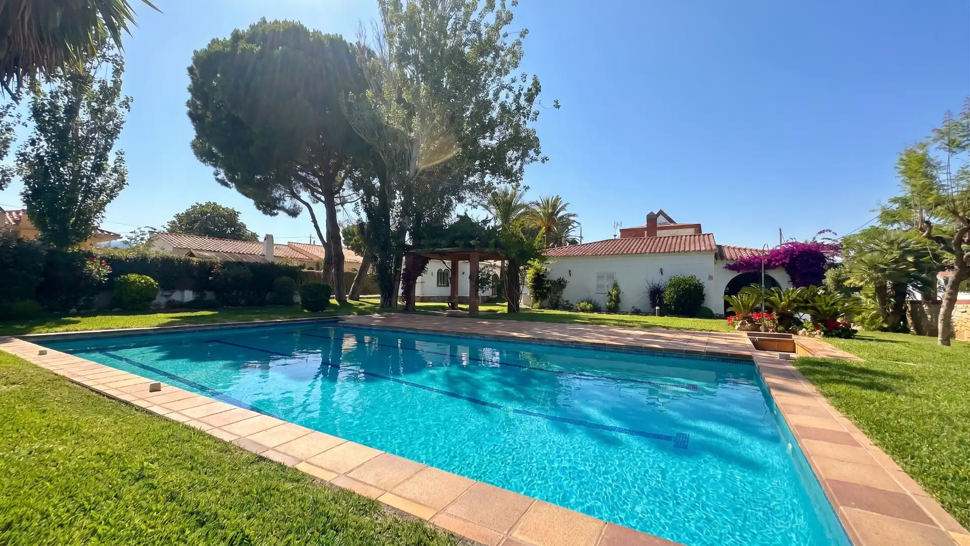 Piscina de Casa o xalet en venda en Mont-roig del Camp amb Aire condicionat, Jardí privat i Terrassa