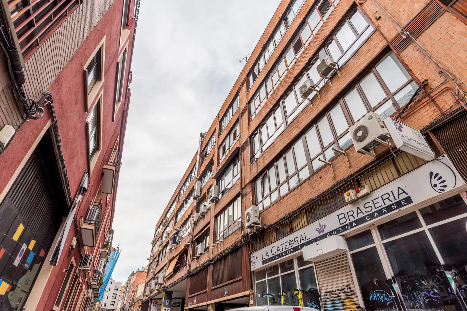 Vista exterior de Nave industrial en venta en Madrid