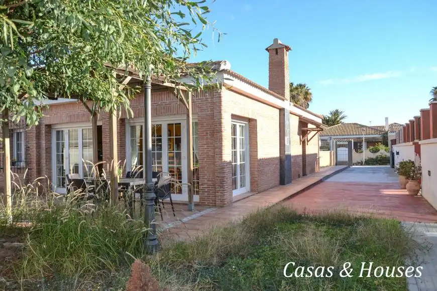 Vista exterior de Casa o xalet en venda en La Manga del Mar Menor amb Jardí privat, Terrassa i Moblat