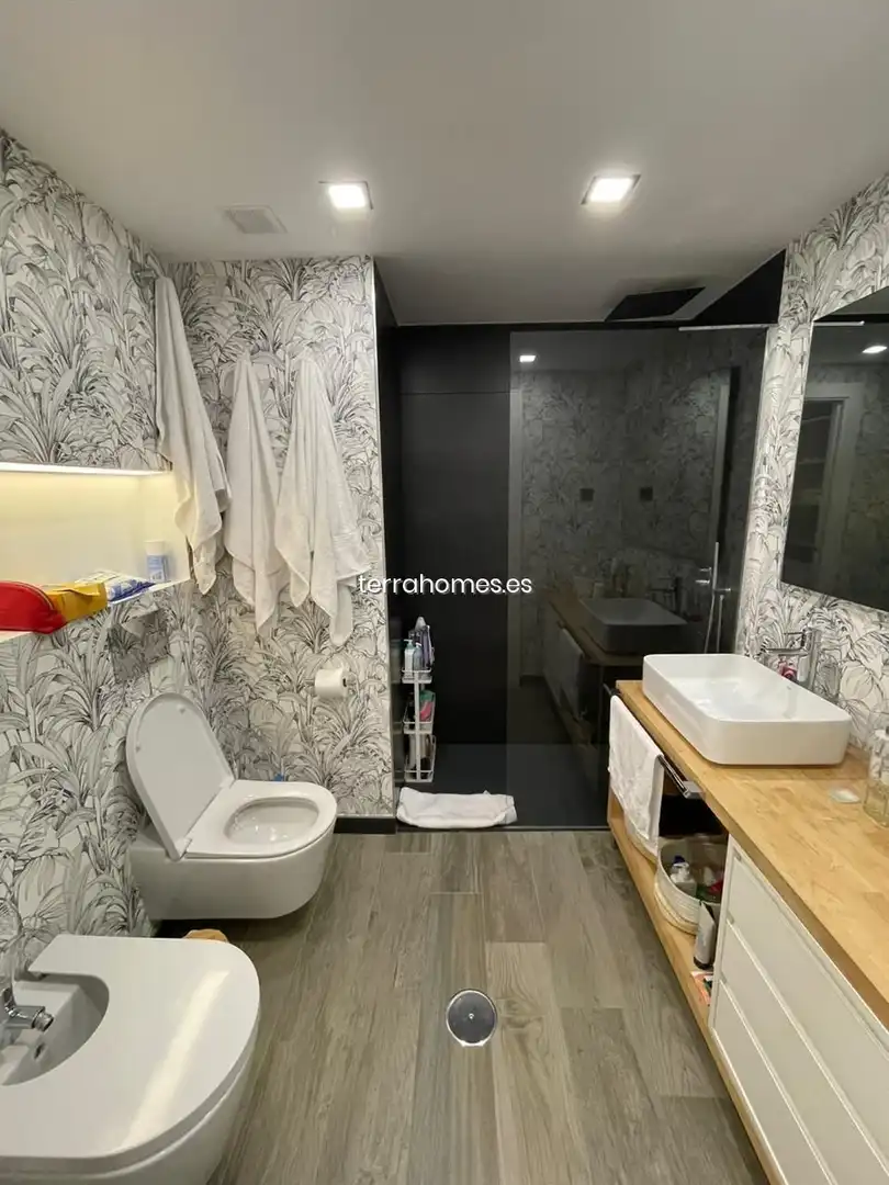 Bany de Dúplex de lloguer en Madrid amb Aire condicionat, Calefacció i Moblat