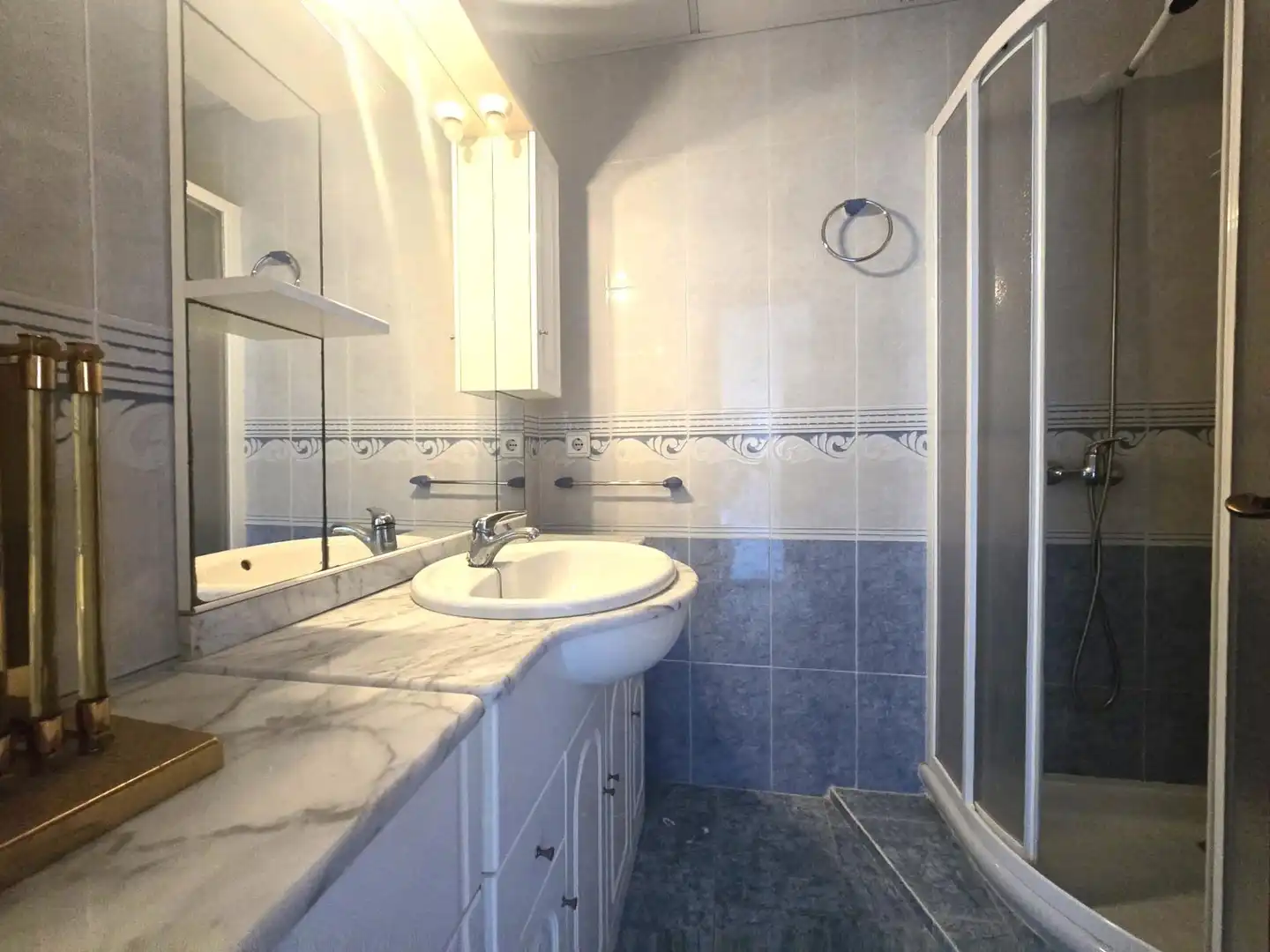 Baño de Apartamento en venta en Torrevieja con Jardín privado, Terraza y Amueblado