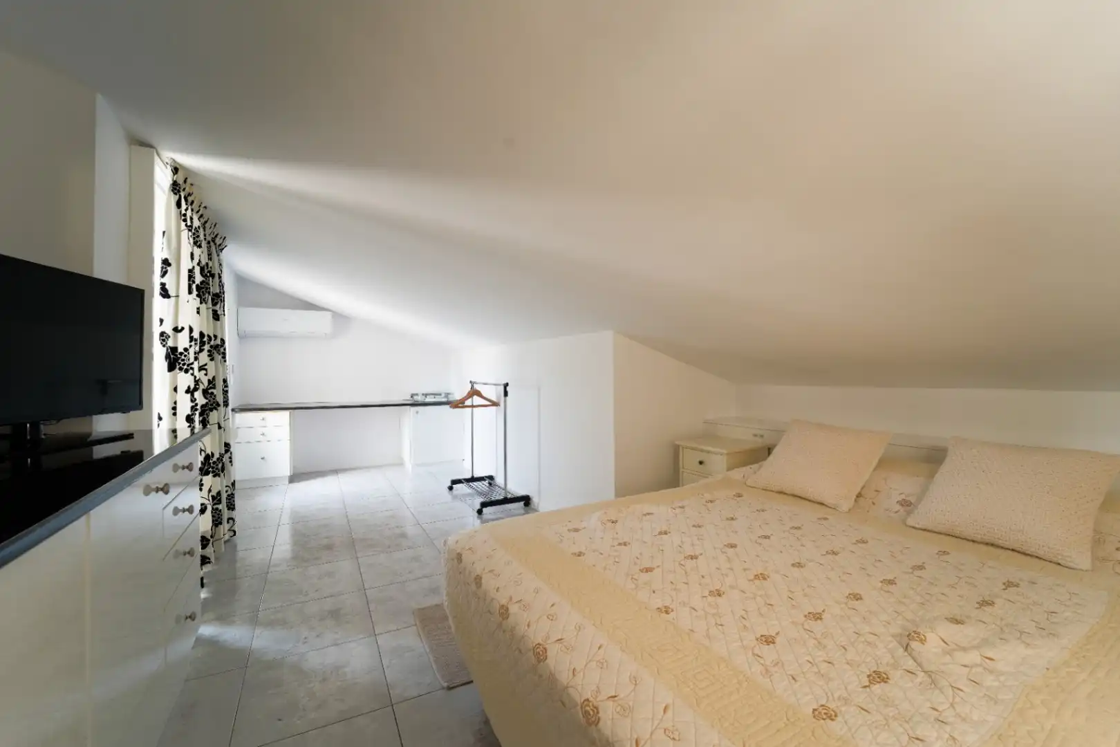 Schlafzimmer von Einfamilien-Reihenhaus zum Verkauf in L'Alfàs del Pi mit Klimaanlage, Heizung und Privatgarten