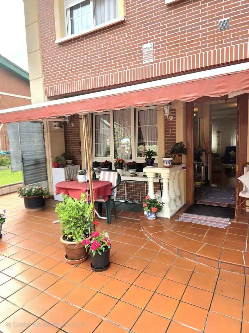 Terrasse von Einfamilien-Reihenhaus zum Verkauf in Castro-Urdiales mit Heizung, Privatgarten und Parkett