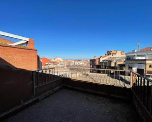 Vista exterior de Àtic en venda en  Lleida Capital amb Terrassa i Balcó