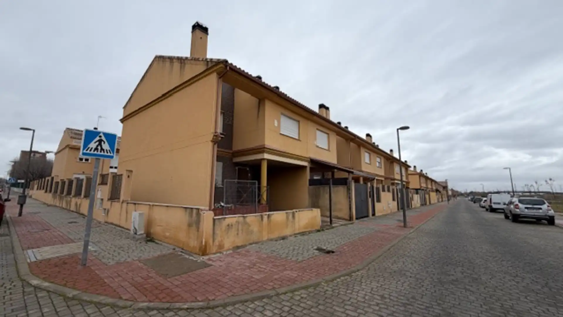 Vista exterior de Casa adosada en venta en Parla con Jardín privado, Parquet y Terraza