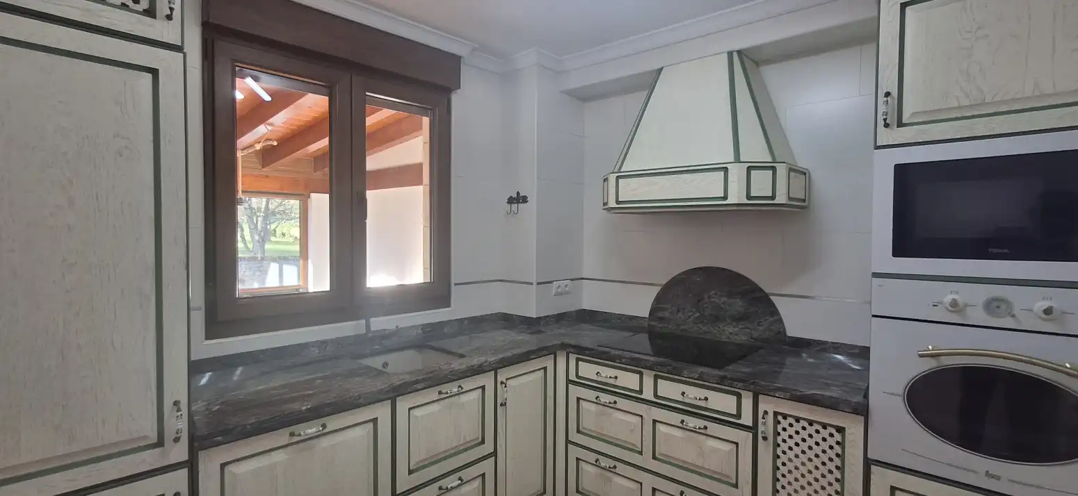 Cocina de Casa o chalet en venta en Santillana del Mar con Calefacción, Jardín privado y Parquet