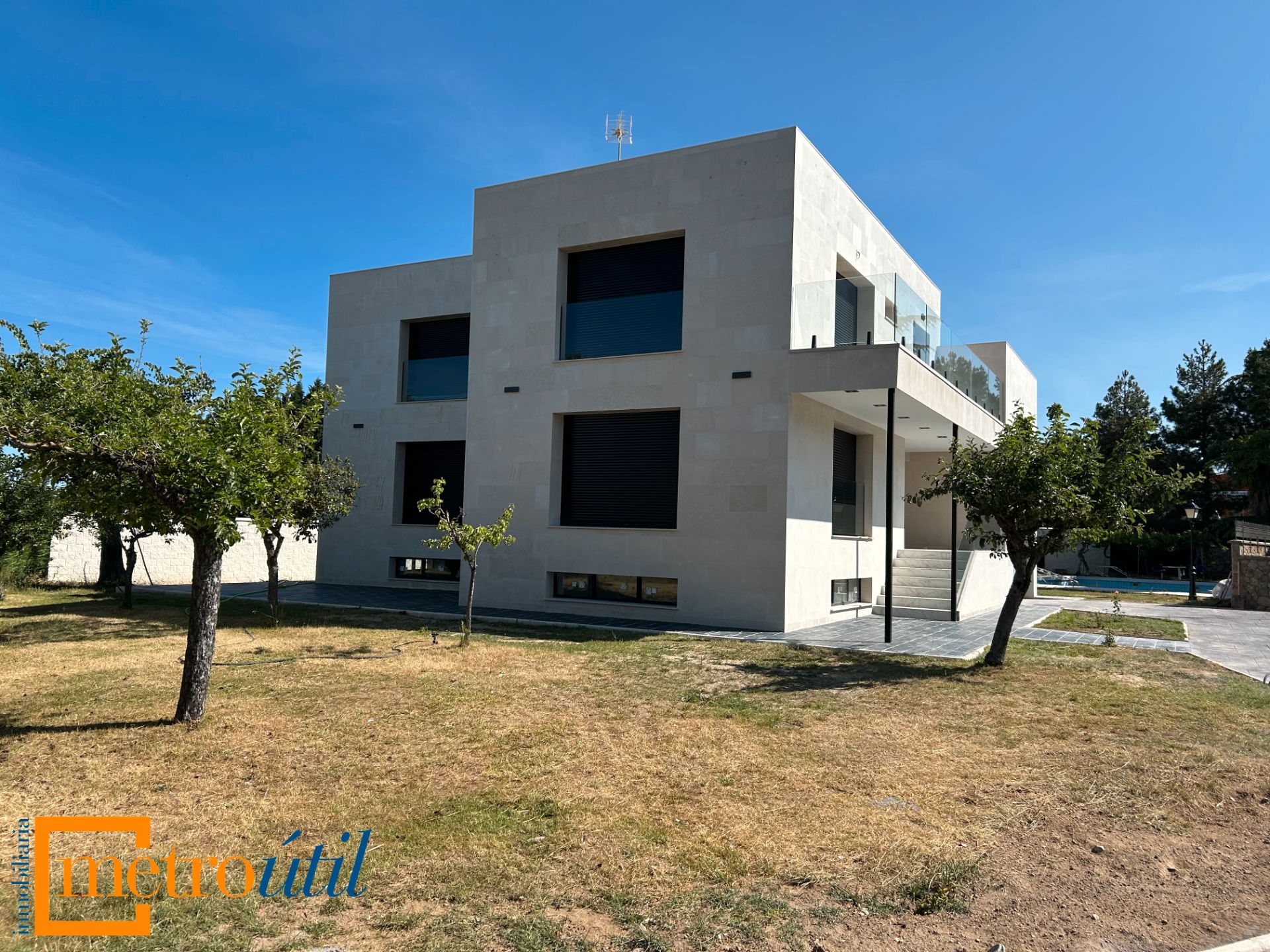 Vista exterior de Casa o xalet en venda en Villamayor amb Aire condicionat, Calefacció i Jardí privat