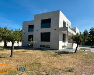 Vista exterior de Casa o xalet en venda en Villamayor amb Aire condicionat, Calefacció i Jardí privat