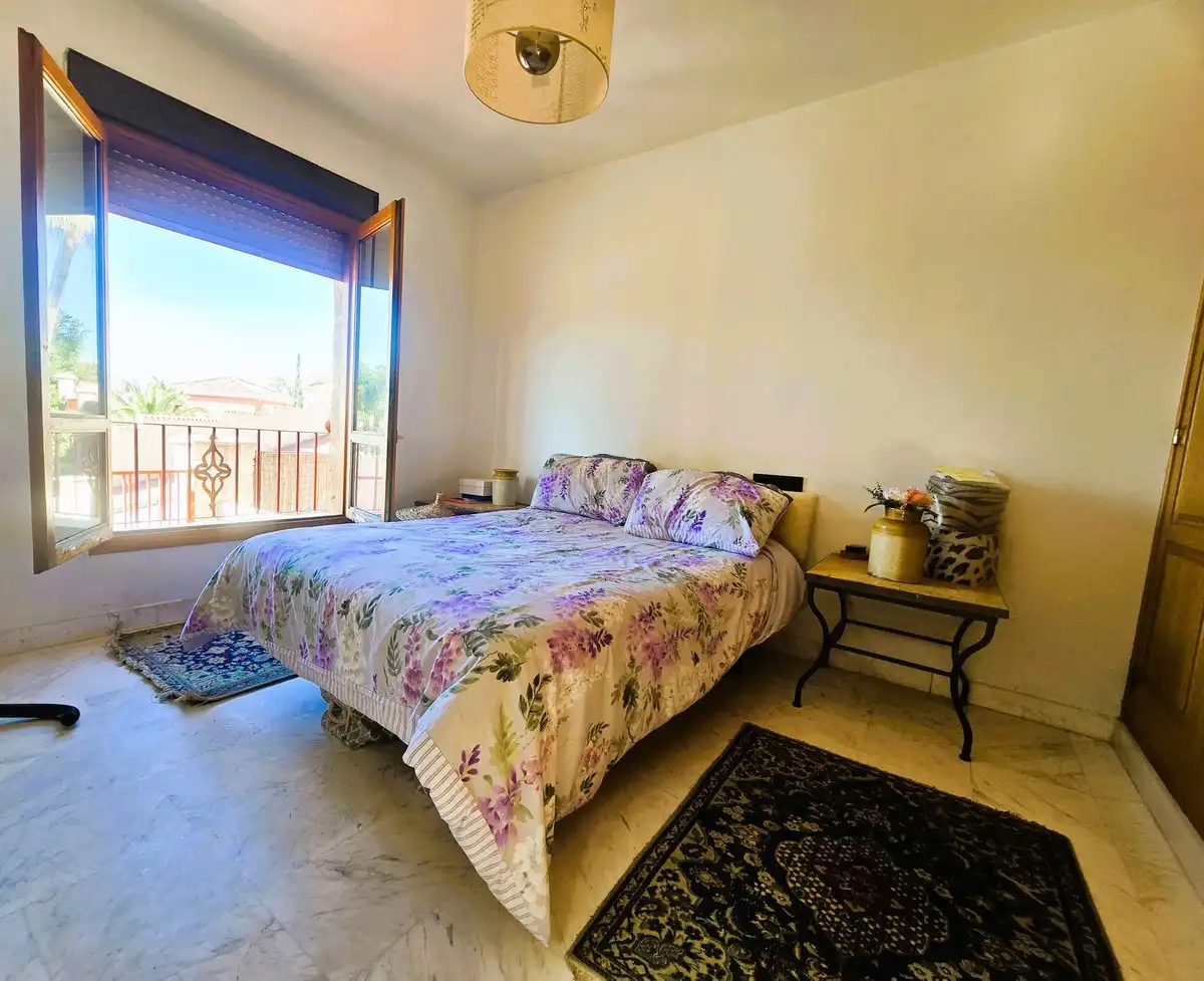 Schlafzimmer von Einfamilien-Reihenhaus zum Verkauf in Mijas mit Klimaanlage, Heizung und Privatgarten