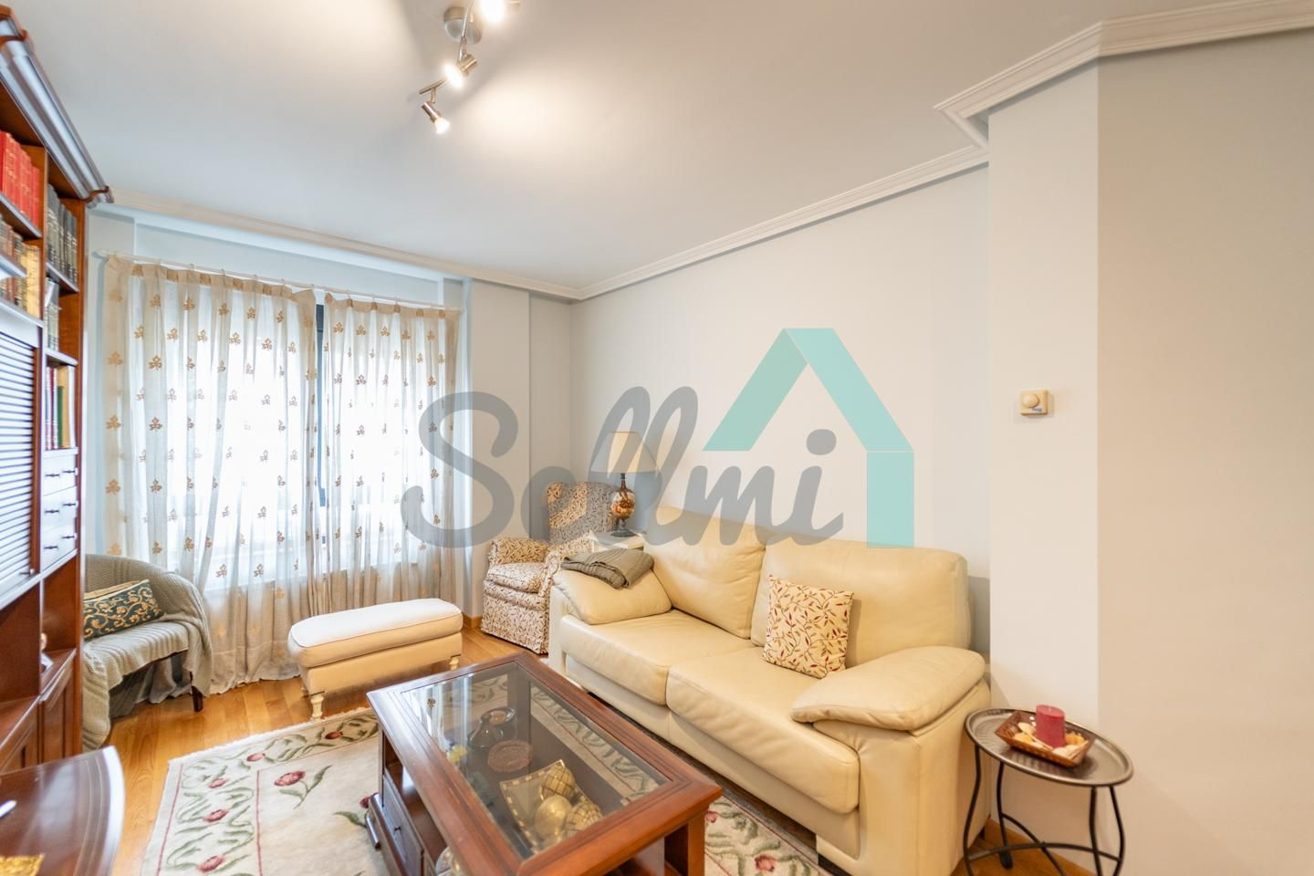 Living room of Flat for sale in Oviedo   with Heating, Parquet flooring and Storage room