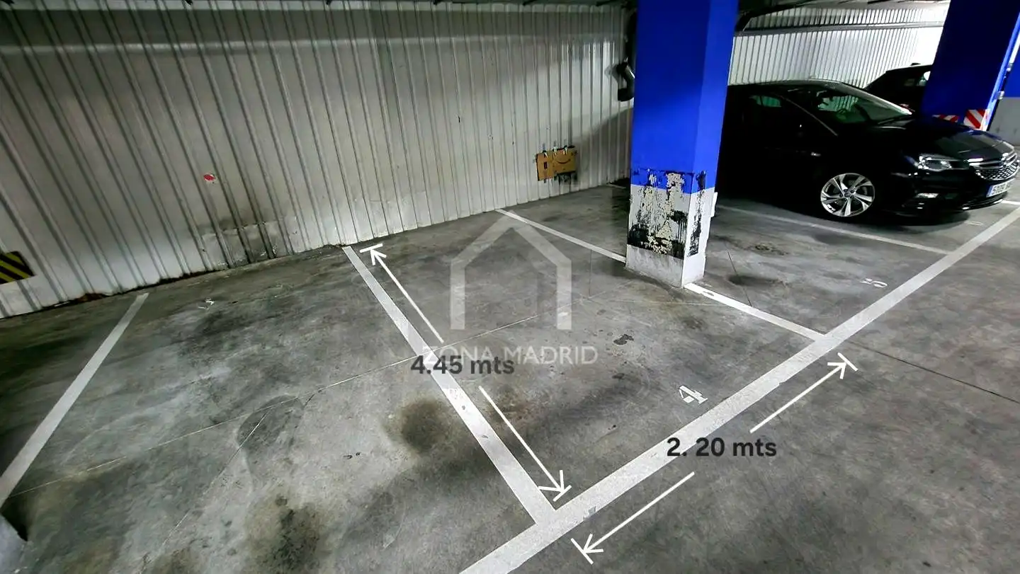 Parking de Piso de alquiler en Madrid con Aire acondicionado y Amueblado
