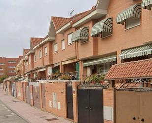 Vista exterior de Casa adosada en venda en Móstoles amb Aire condicionat, Terrassa i Piscina