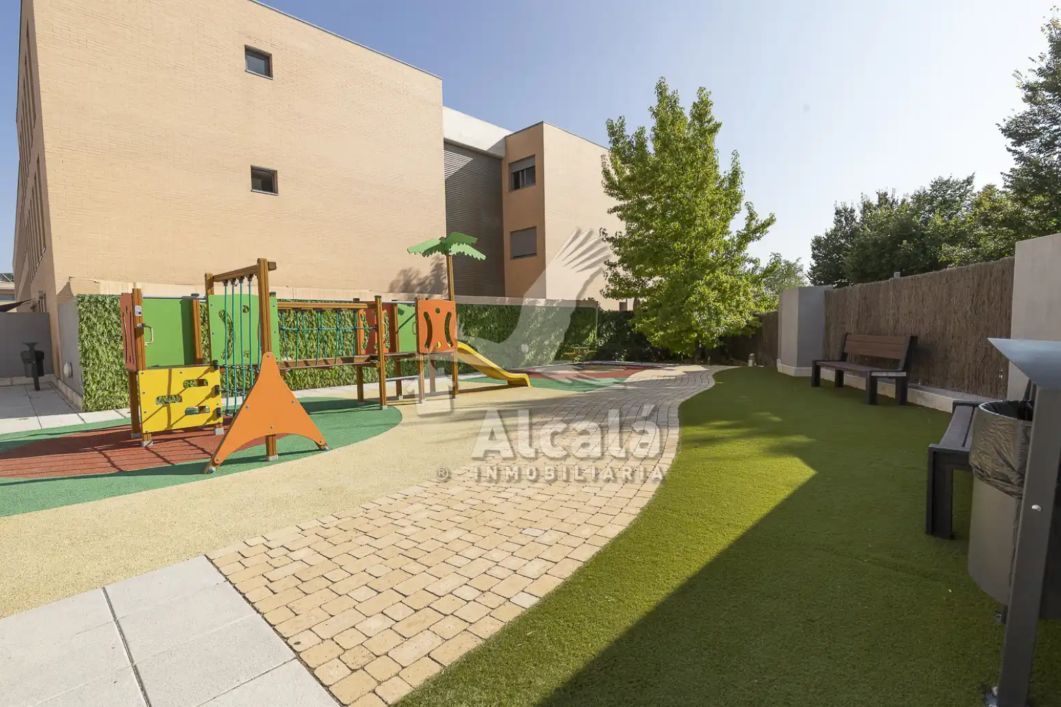 Außenansicht von Wohnung zum Verkauf in Villalbilla mit Klimaanlage, Heizung und Terrasse
