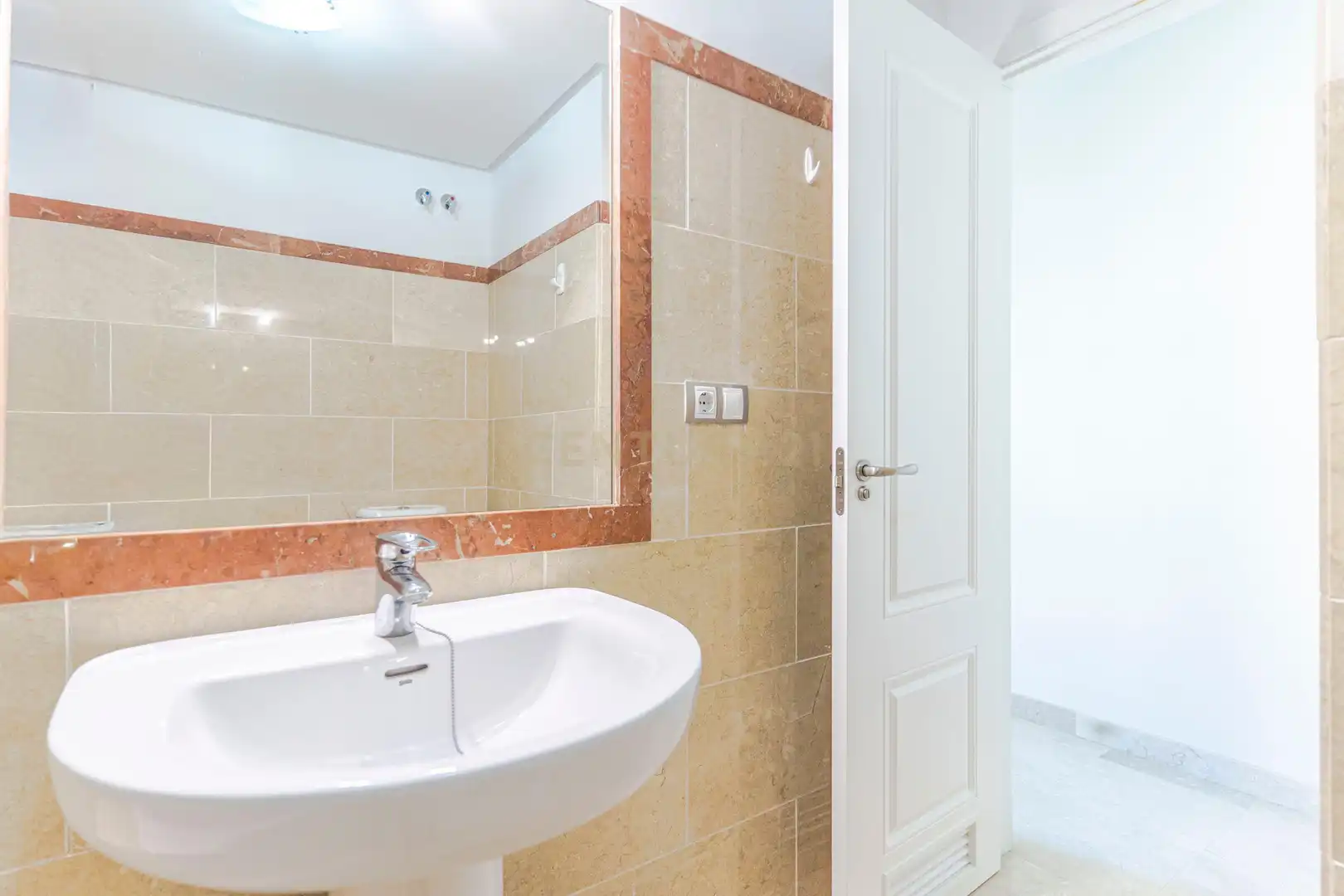 Badezimmer von Wohnung zum Verkauf in Manilva mit Privatgarten, Abstellraum und Gemeinschaftspool