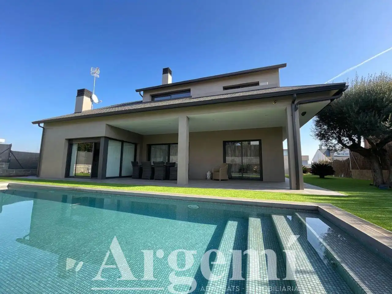 Vista exterior de Casa o chalet en venta en Palau-solità i Plegamans con Aire acondicionado, Calefacción y Jardín privado