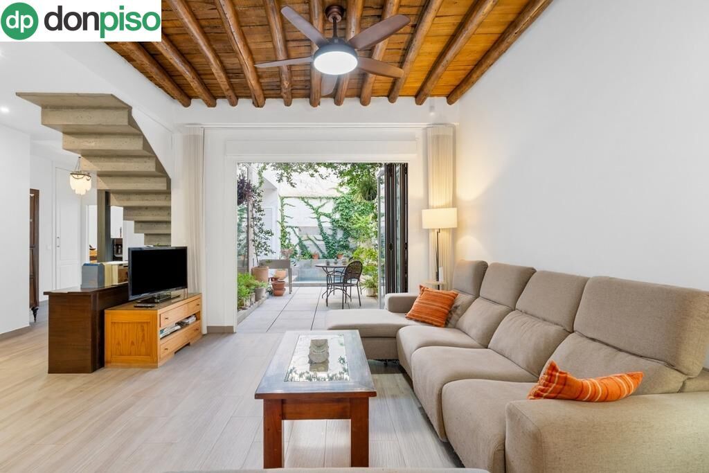 Sala d'estar de Casa adosada en venda en  Granada Capital amb Piscina