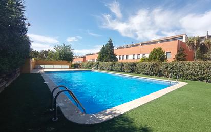 Schwimmbecken von Einfamilien-Reihenhaus zum verkauf in Santa Perpètua de Mogoda mit Klimaanlage und Terrasse