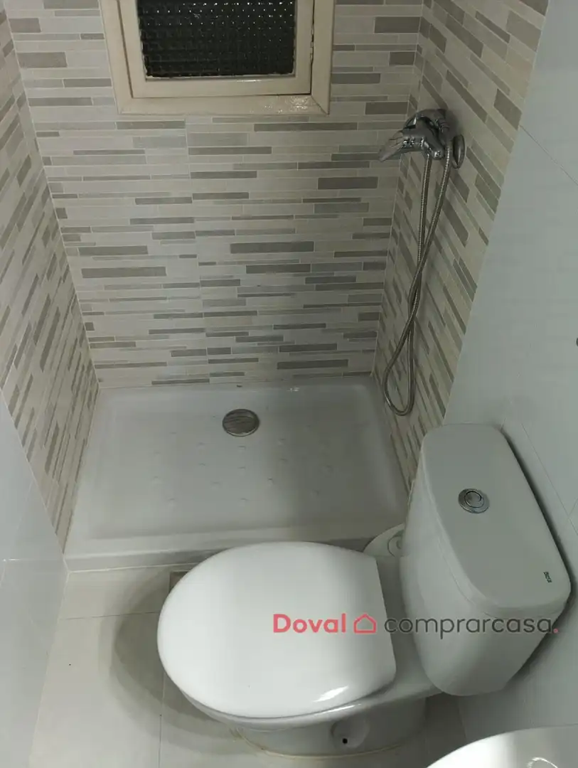 Baño de Piso de alquiler en Vigo  con Calefacción, Parquet y Amueblado