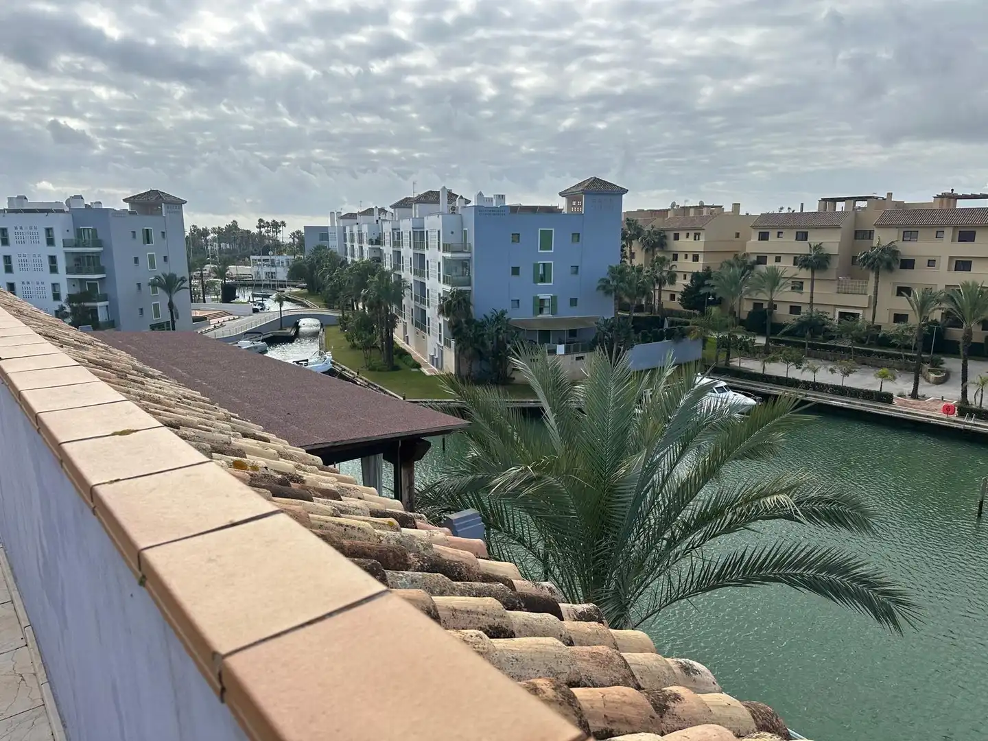 Außenansicht von Maisonette zum Verkauf in Sotogrande mit Klimaanlage, Terrasse und Abstellraum
