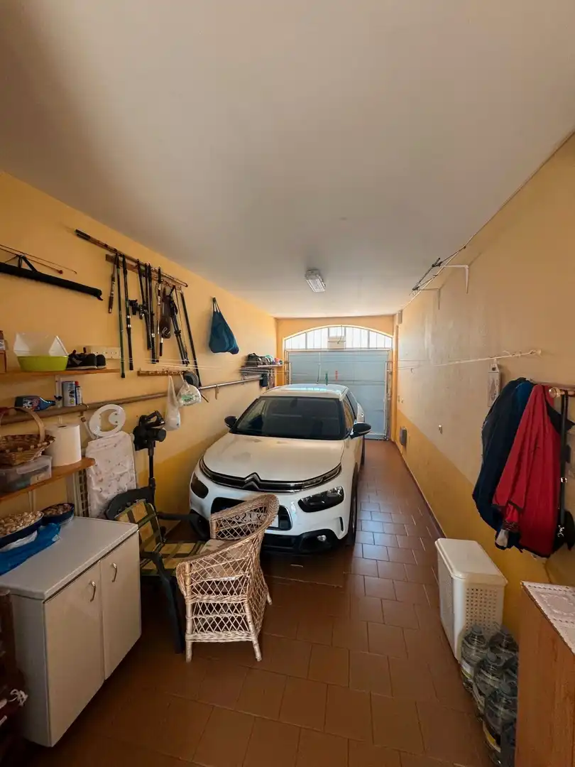 Parking de Casa adosada en venta en Valoria la Buena con Calefacción, Jardín privado y Parquet