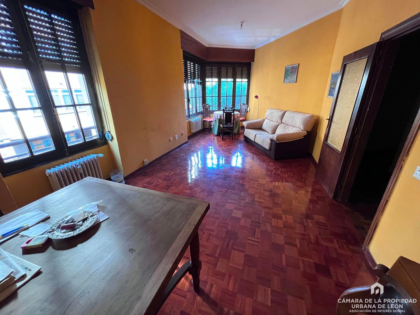 Sala d'estar de Pis en venda en León Capital  amb Calefacció i Traster