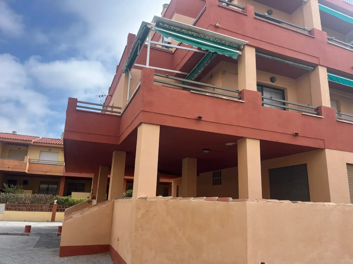 Vista exterior de Piso en venta en Salobreña con Terraza, Trastero y Piscina comunitaria