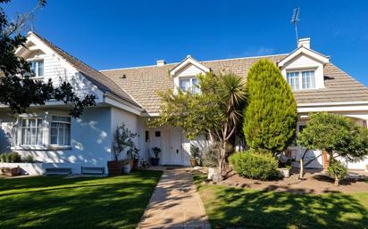 Vista exterior de Casa o xalet en venda en Pozuelo de Alarcón amb Aire condicionat, Calefacció i Jardí privat