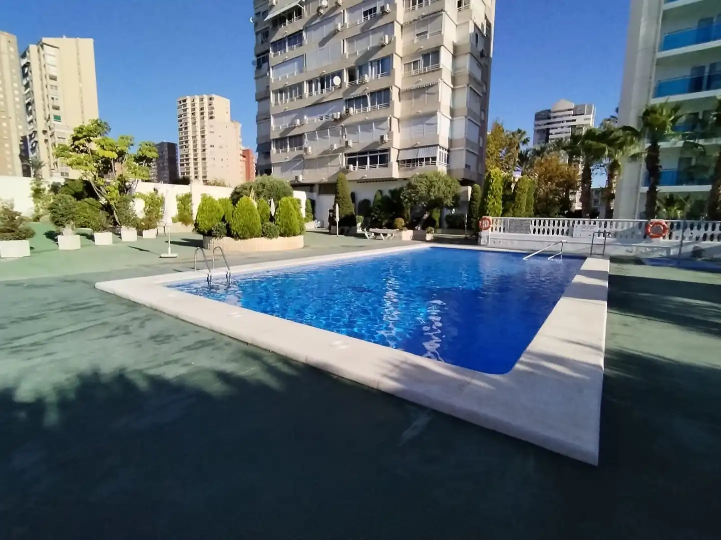 Piscina de Apartamento en venta en Benidorm con Aire acondicionado, Amueblado y Piscina comunitaria